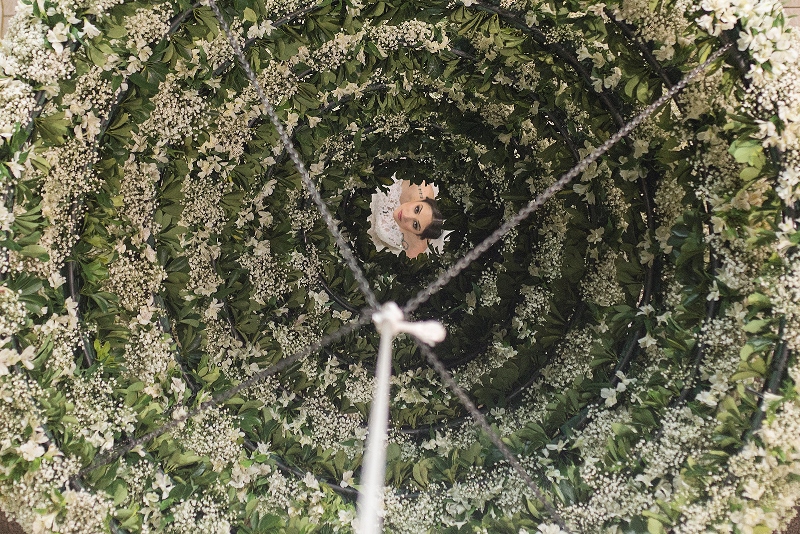 Arco-de-flores-em-espiral-produzido-pela-Criativa-Decoracoes-enfeitava-o-altar-Casamento-Priscila-Zarth-e-Marco-Vilarinho