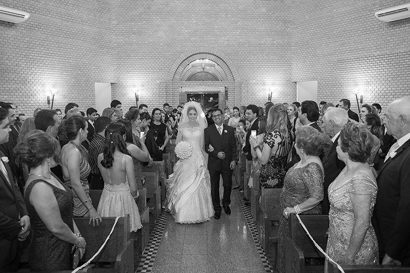 Noiva-entrando-com-o-pai-na-igreja-Casamento-Priscila-Zarth-e-Marco-Vilarinho