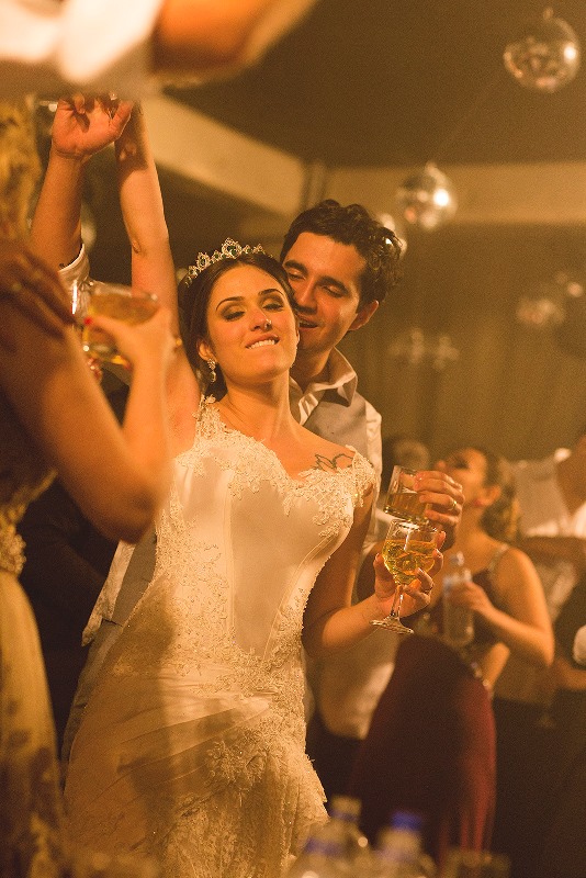 Noivos-dancando-na-pista-de-danca-Casamento-Priscila-Zarth-e-Marco-Vilarinho