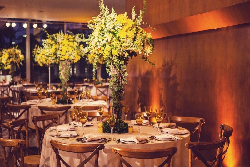 Arranjo de mesa alto com flores amarelas - Casamento Ilana e Luiz André