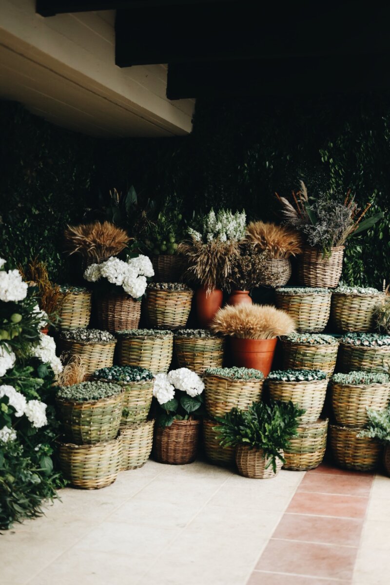 Decoração rústica com flores secas, trigos, proteas, temperinhos e hortênsias em cestos de vime e cerâmica