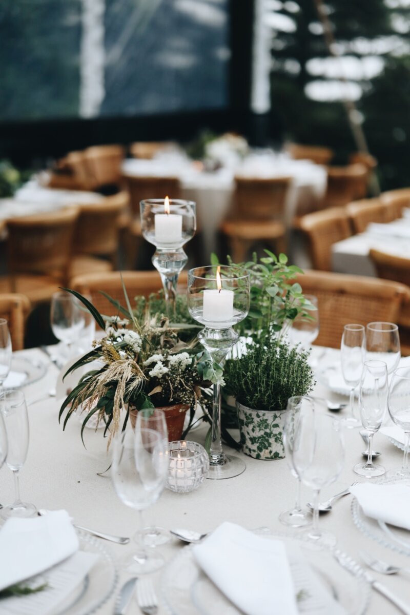 Decoração rústica de mesa dos convidados com velas e folhas