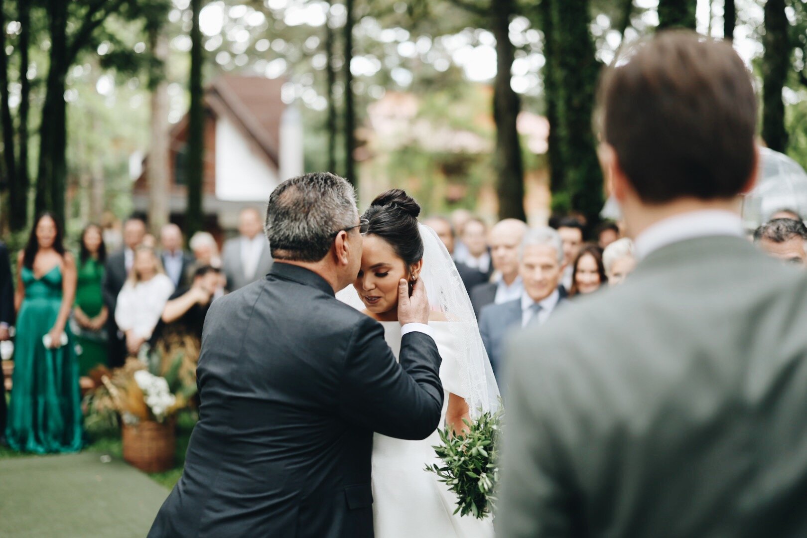 Bruna e João Felipe - Beijo na testa da noiva no altar