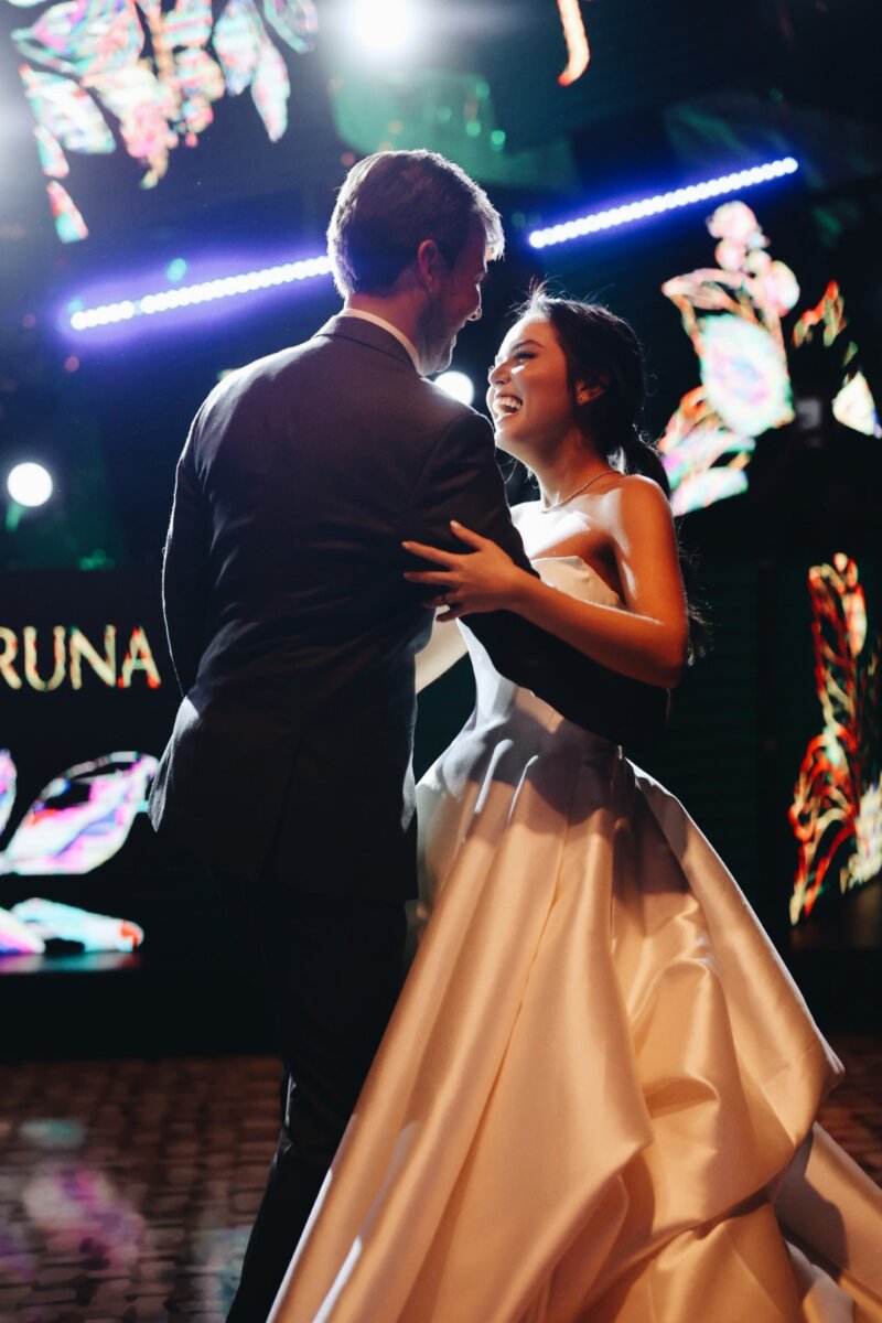 Bruna e João Felipe: noivos dançando na pista de dança