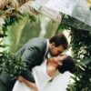 Bruna e João Felipe: beijo romântico na chuva com guarda chuva
