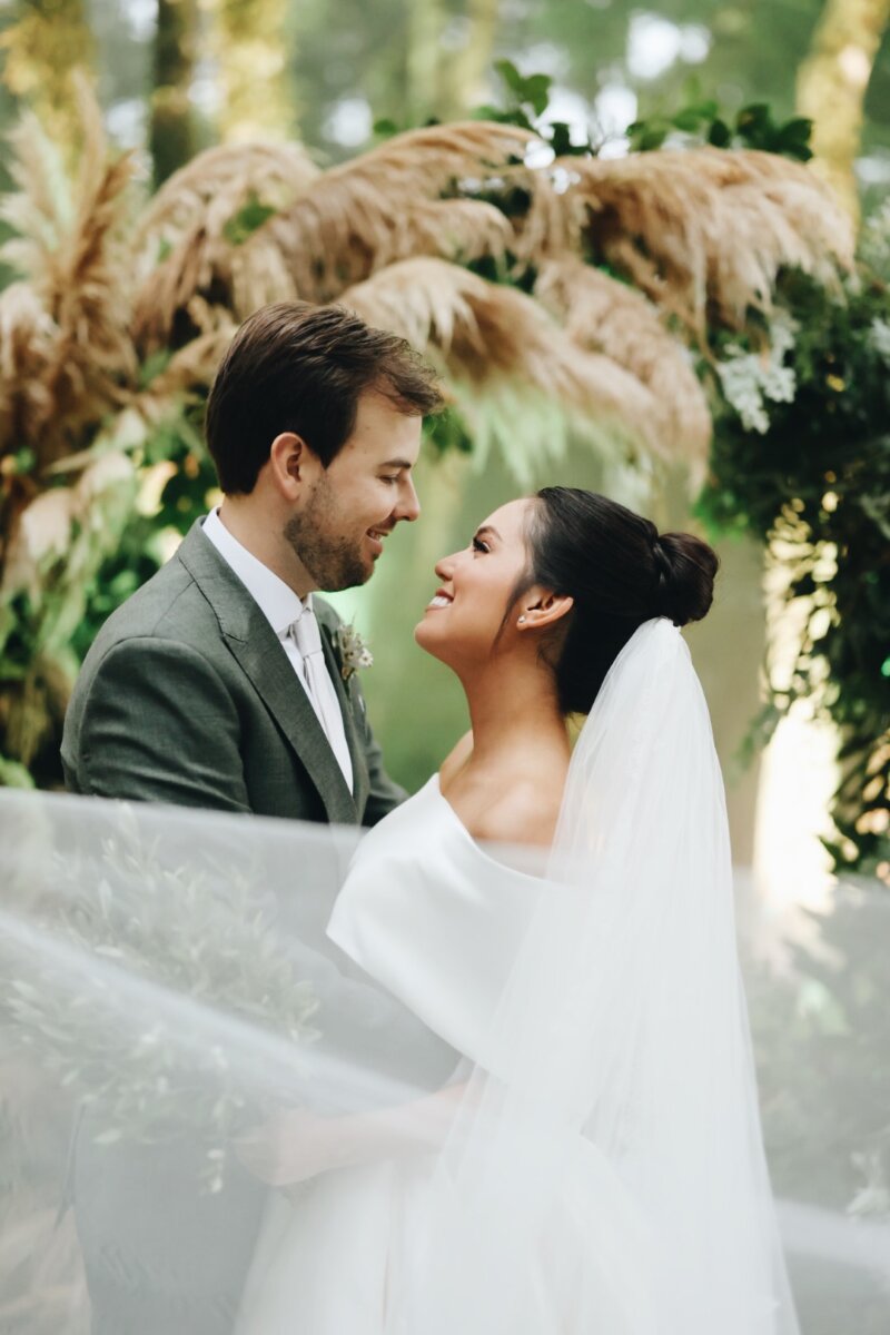 Bruna e João Felipe: olhar entre os noivos no altar