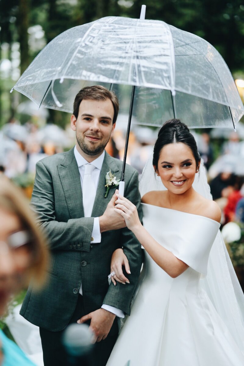Bruna e João Felipe: noivos com guarda-chuva
