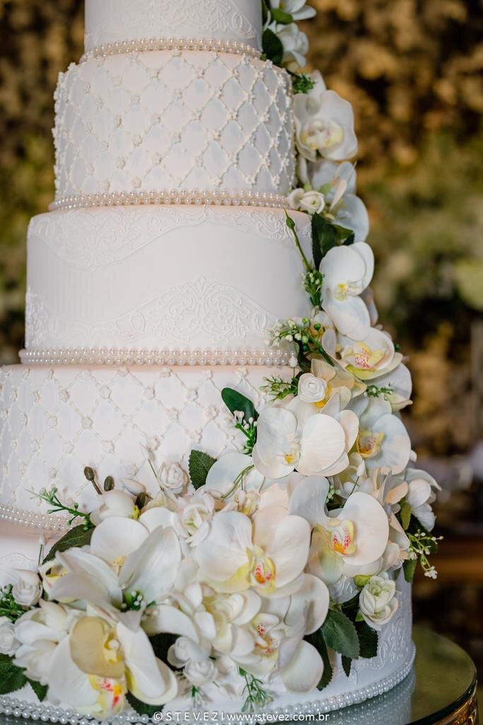 Detalhes bolo de casamento com flores brancas