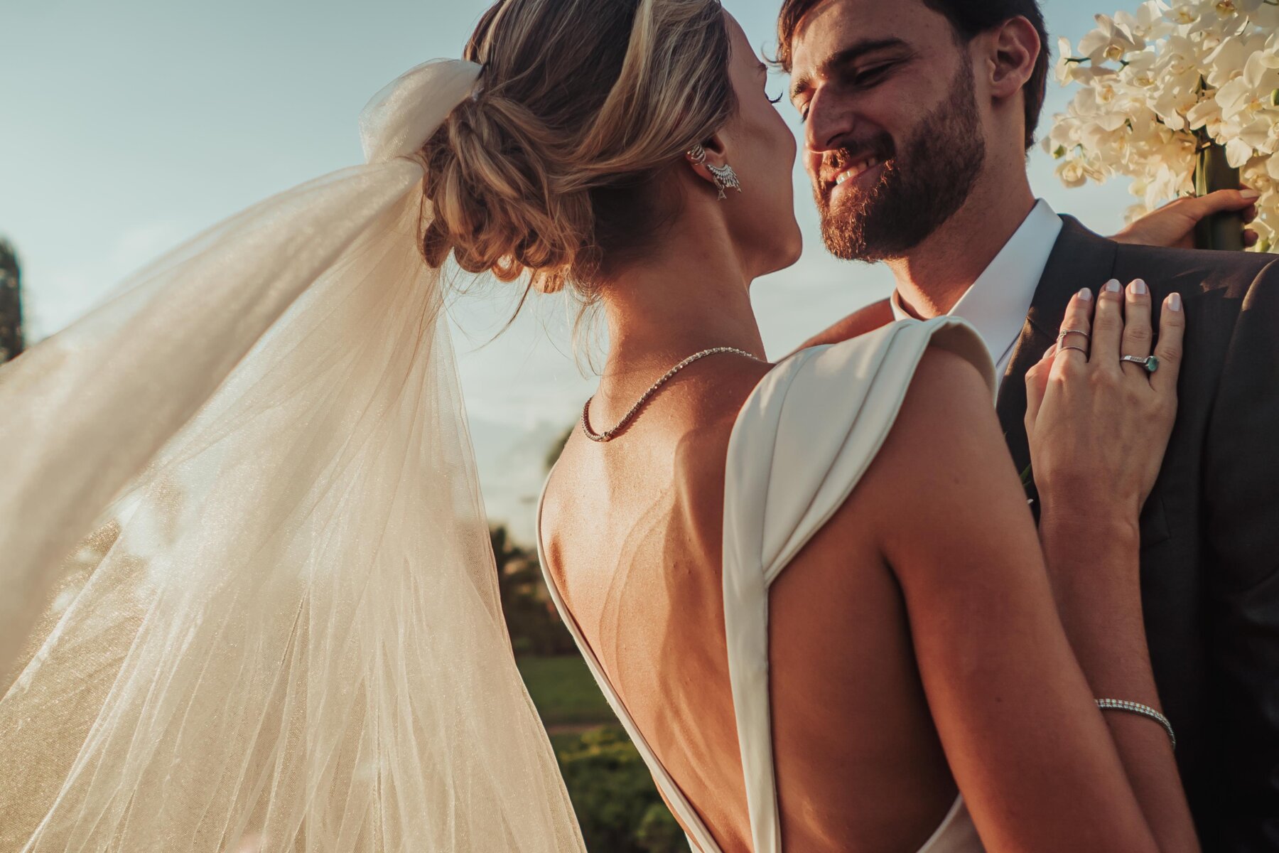 Ana Paula e João Pedro: beijo dos noivos no casamento ao ar livre