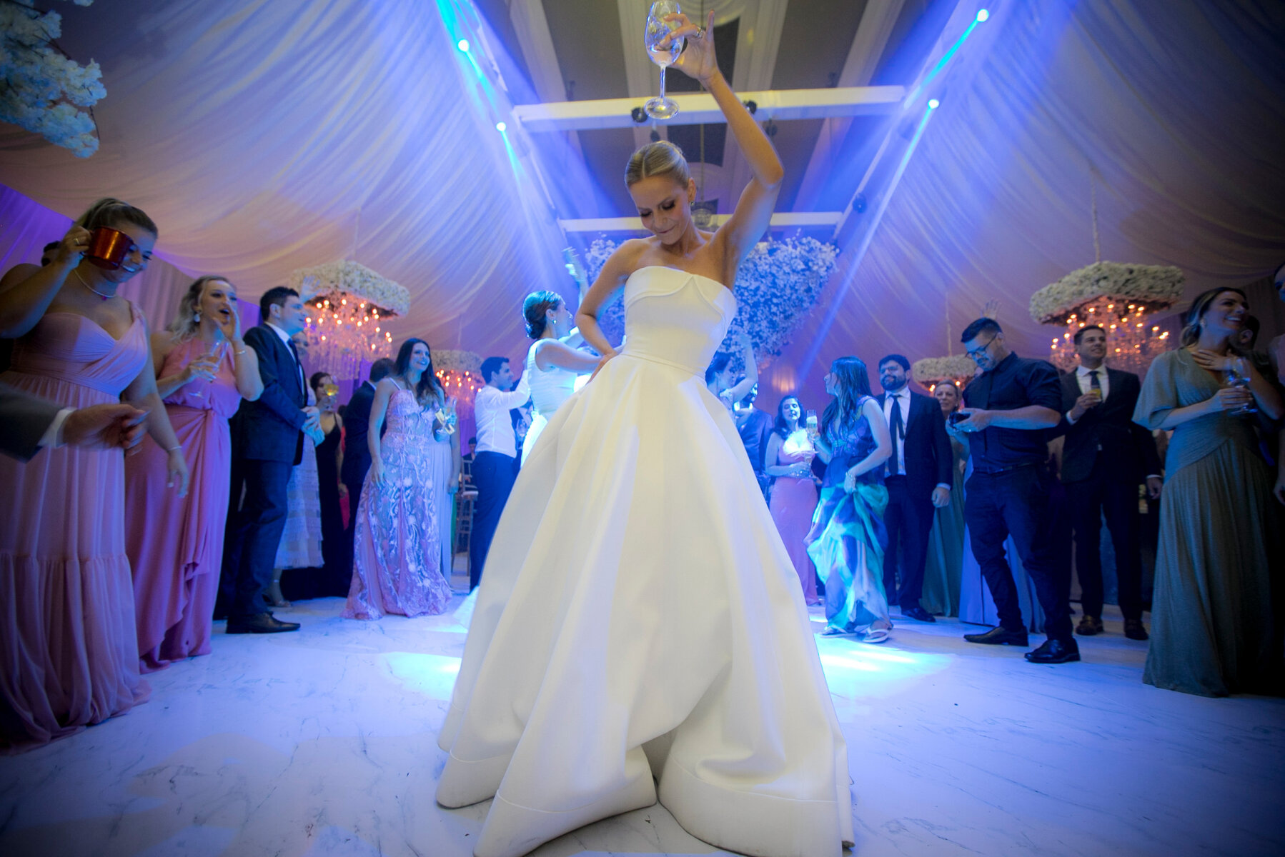 Júlia dançando de vestido de noiva