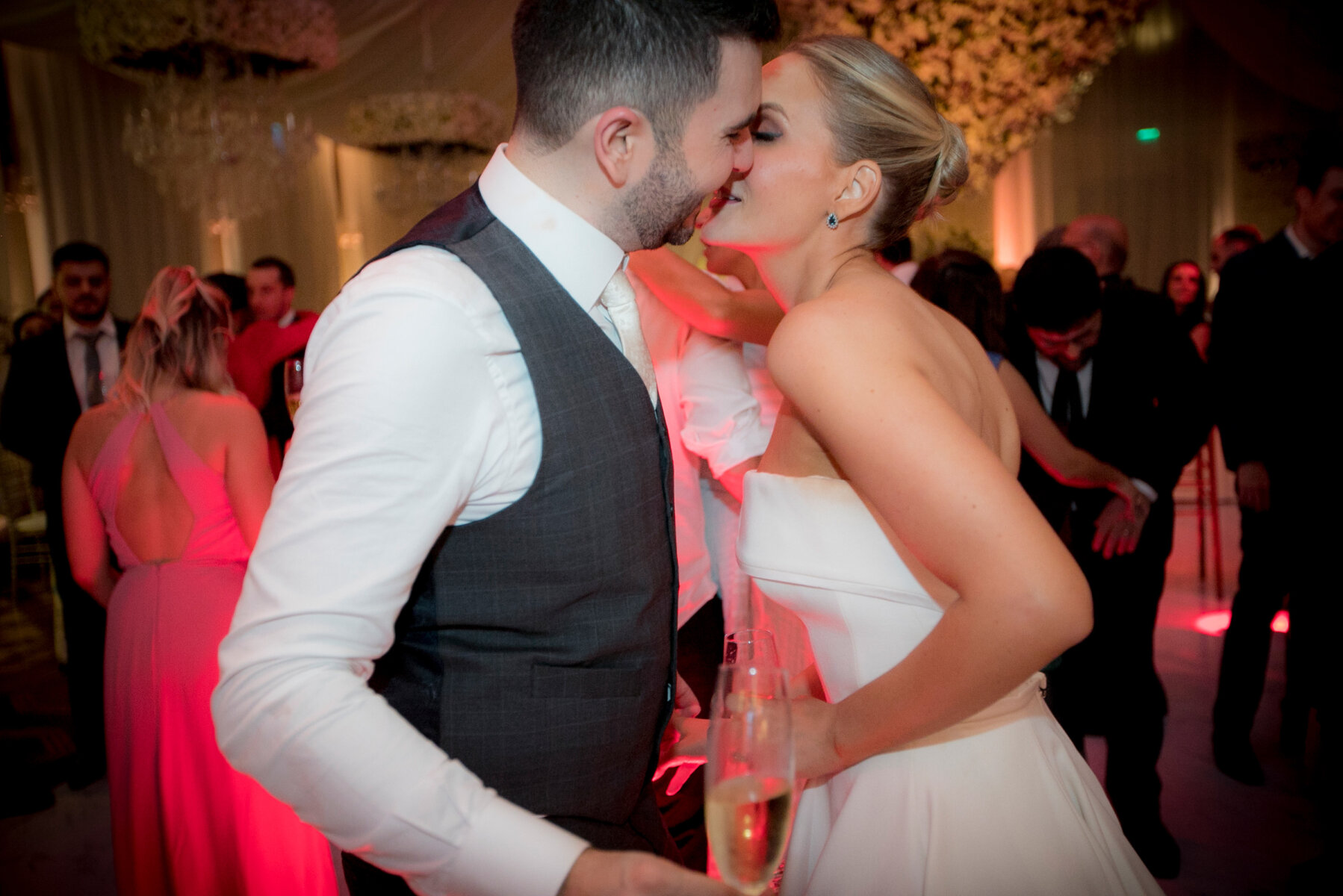Júlia e Tiago se beijando na pista de dança no casamento