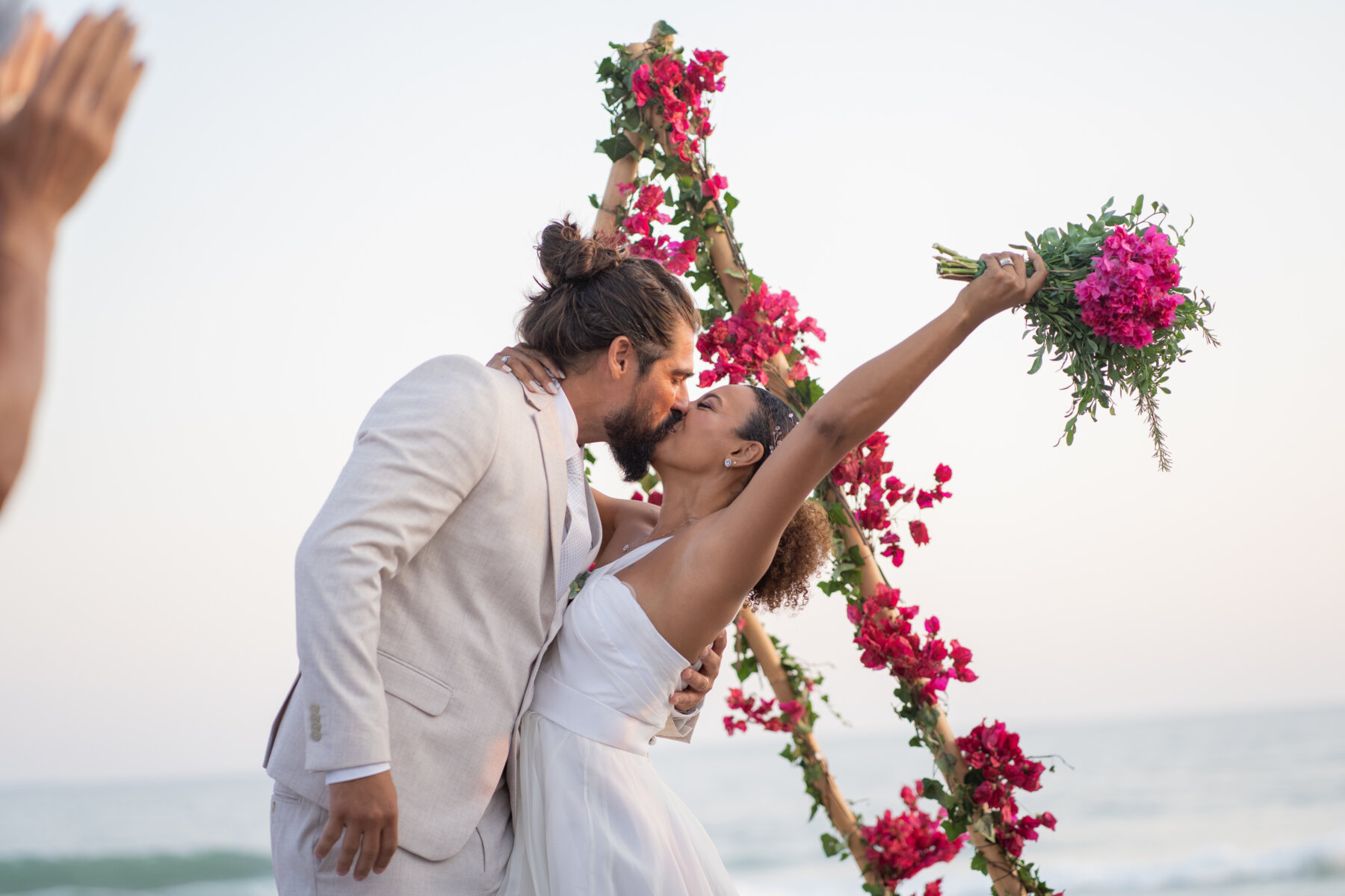 Casamento na praia: Sheron Menezzes e Saulo Camelo