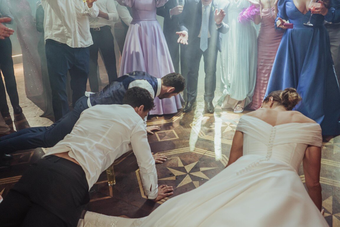 Casamento romântico: noivos na festa - Foto Franco Rossi