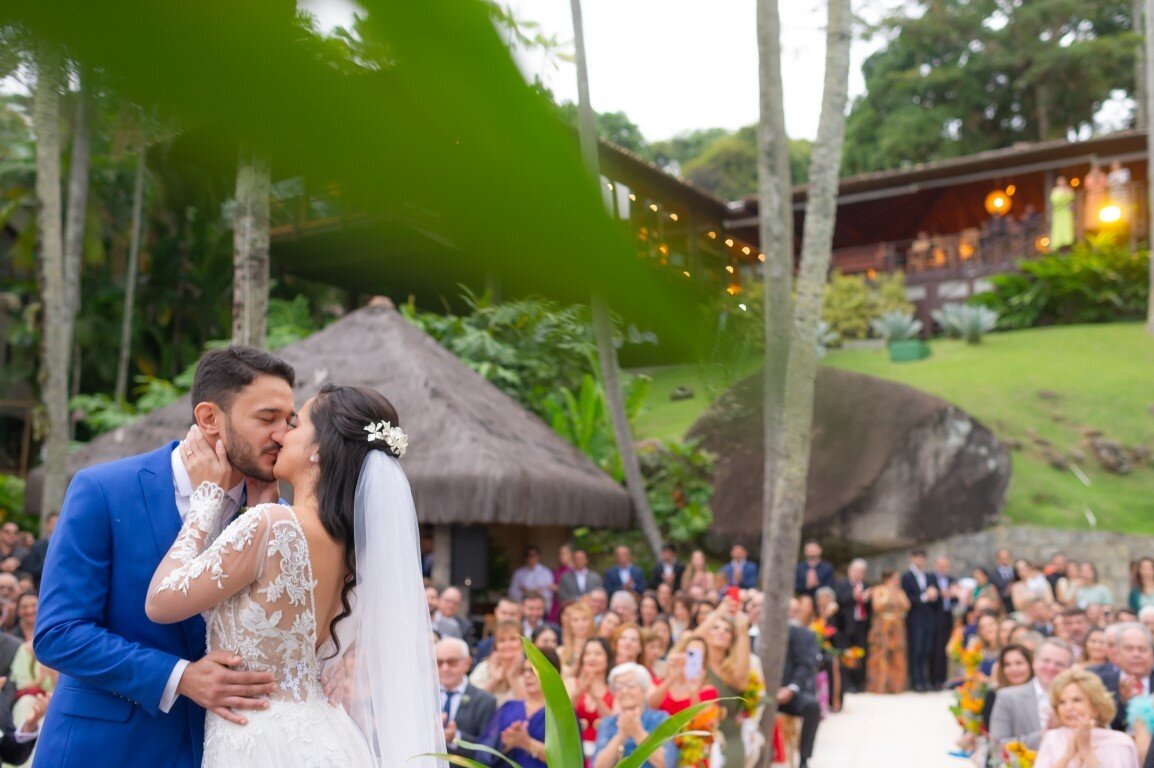 Casamento ao ar livre: beijo dos noivos - Foto Marina Fava
