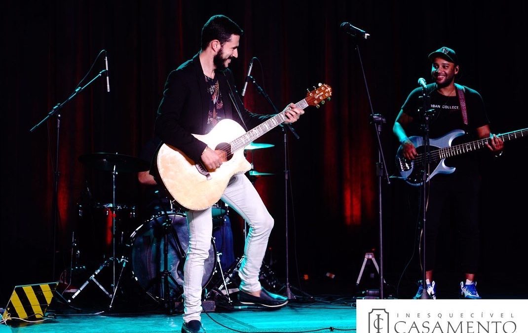 Lucas Israel solta a voz em apresentação musical na Inesquecível Casamento Week Petrópolis 2022