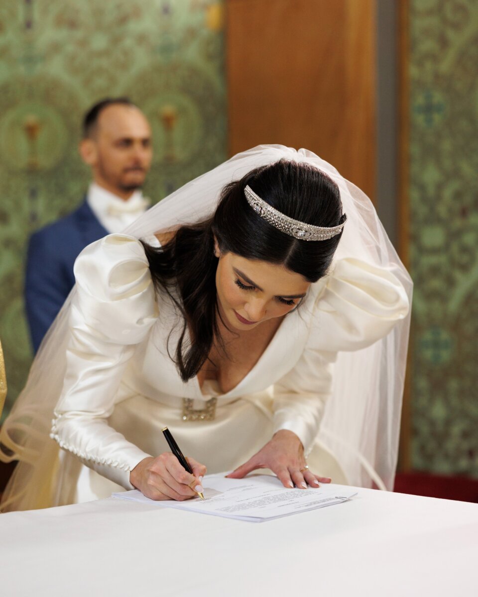 Noiva assinando certidão de casamento 