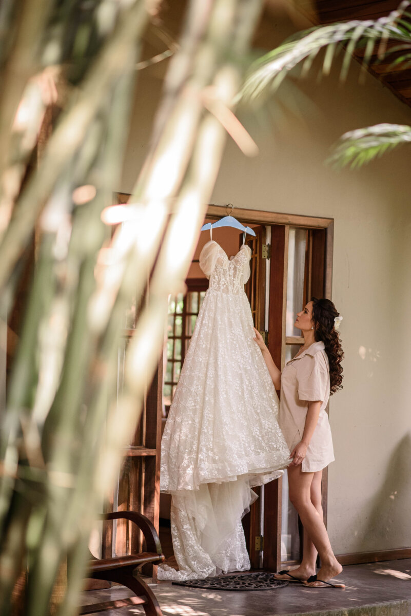 Noiva admirando vestido / Foto: Rodrigo Rezende