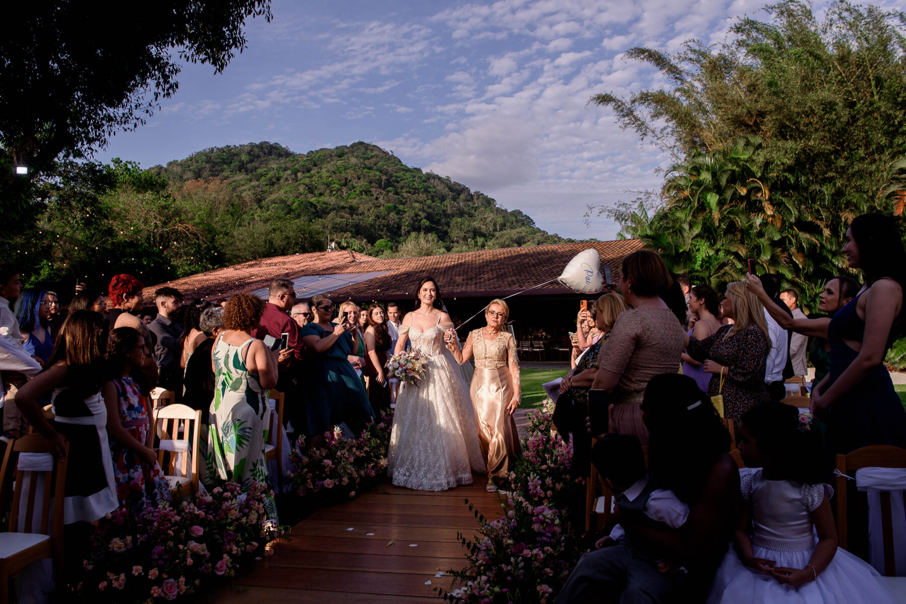 Entrada da noiva / Foto: Rodrigo Rezende