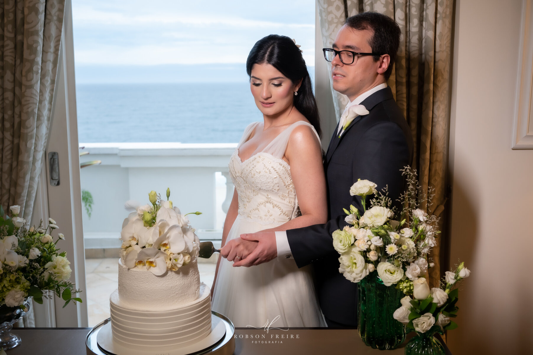Corte do bolo, elopement wedding / Foto: Robson Freire 