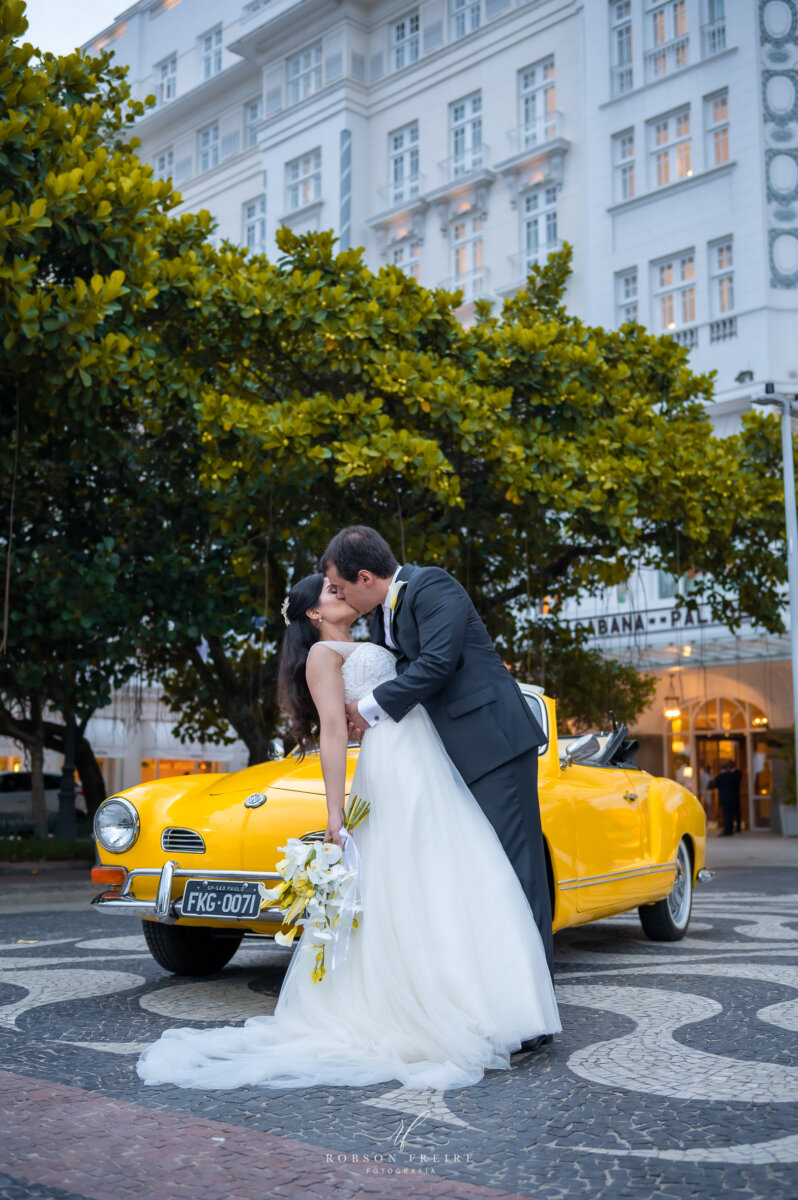 Elopement Wedding, noivos se beijando / Foto: Robson Freire