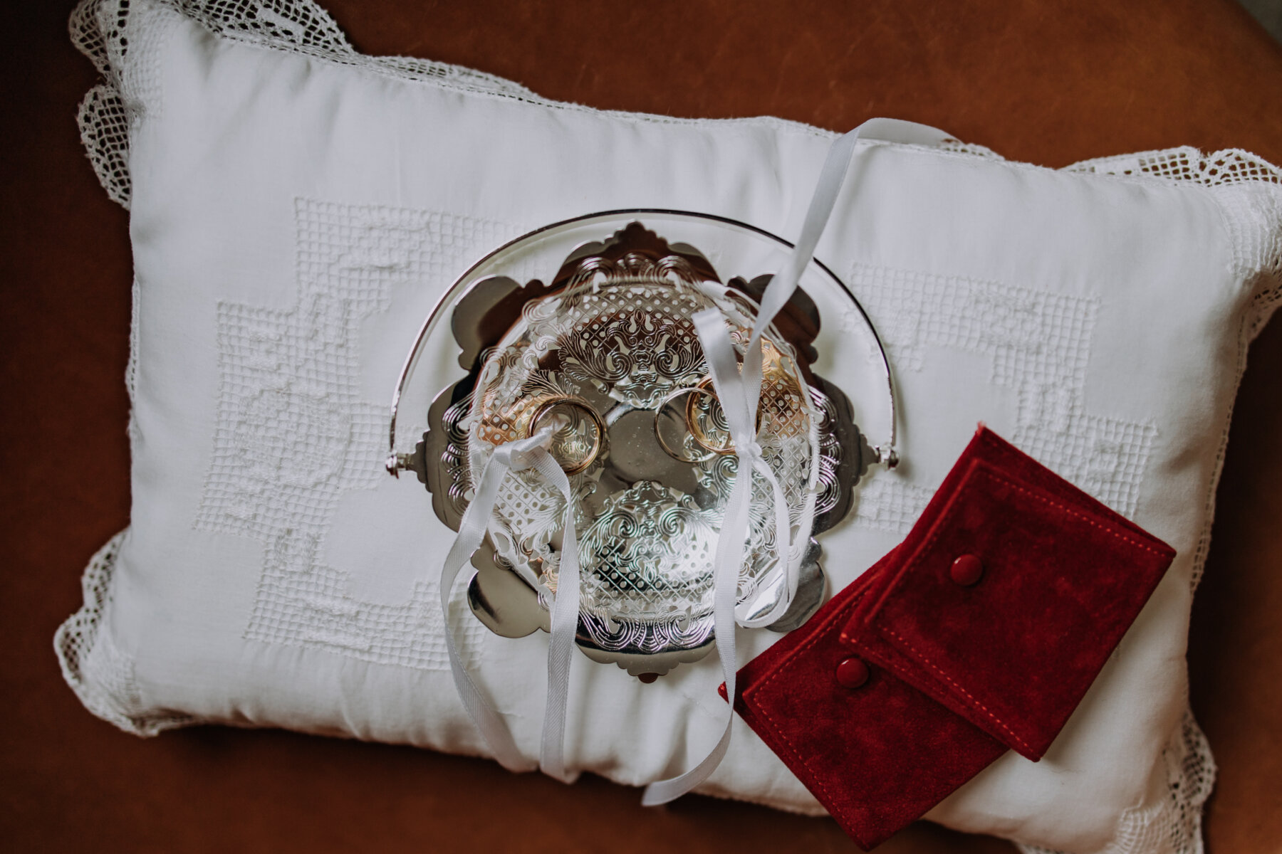 Tradicional almofada com uma cestinha de prata | Foto: Braza