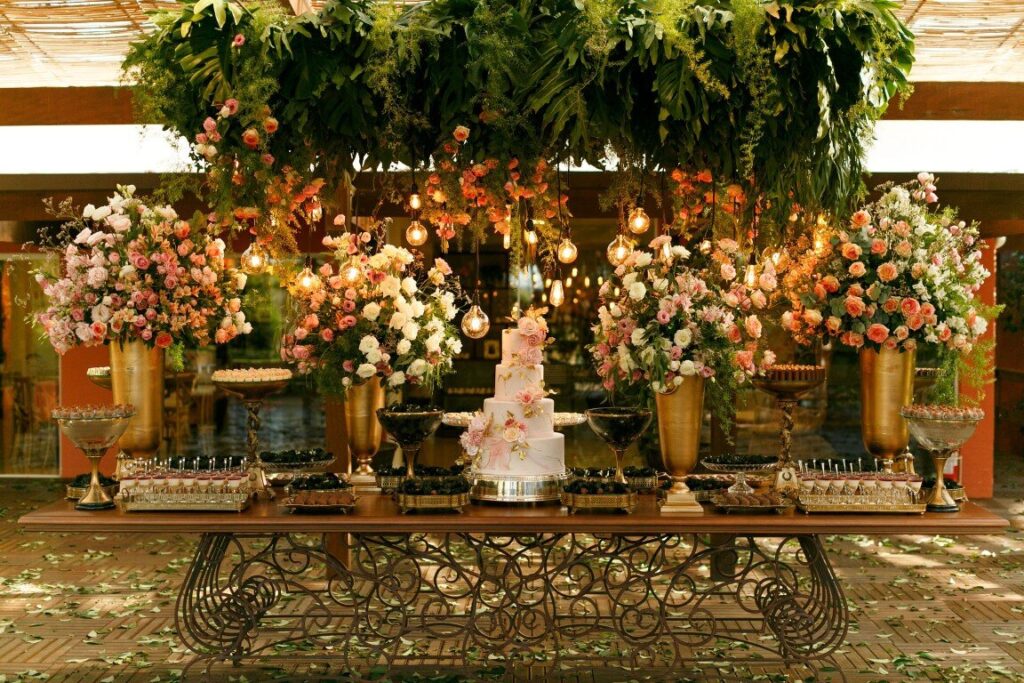 Casamento ao ar livre: decoração da mesa do bolo - Foto Nina Vilas Boas