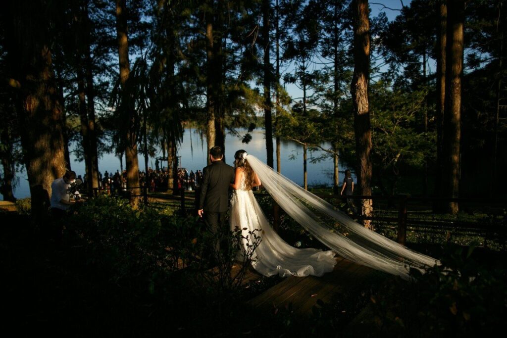 Casamento ao ar livre: entrada da noiva e pai - Foto Nina Vilas Boas