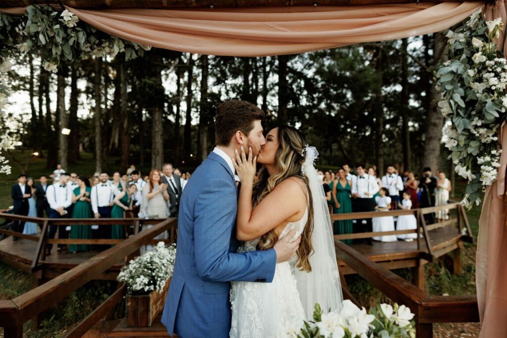 Casamento ao ar livre: beijo dos noivos - Foto Nina Vilas Boas