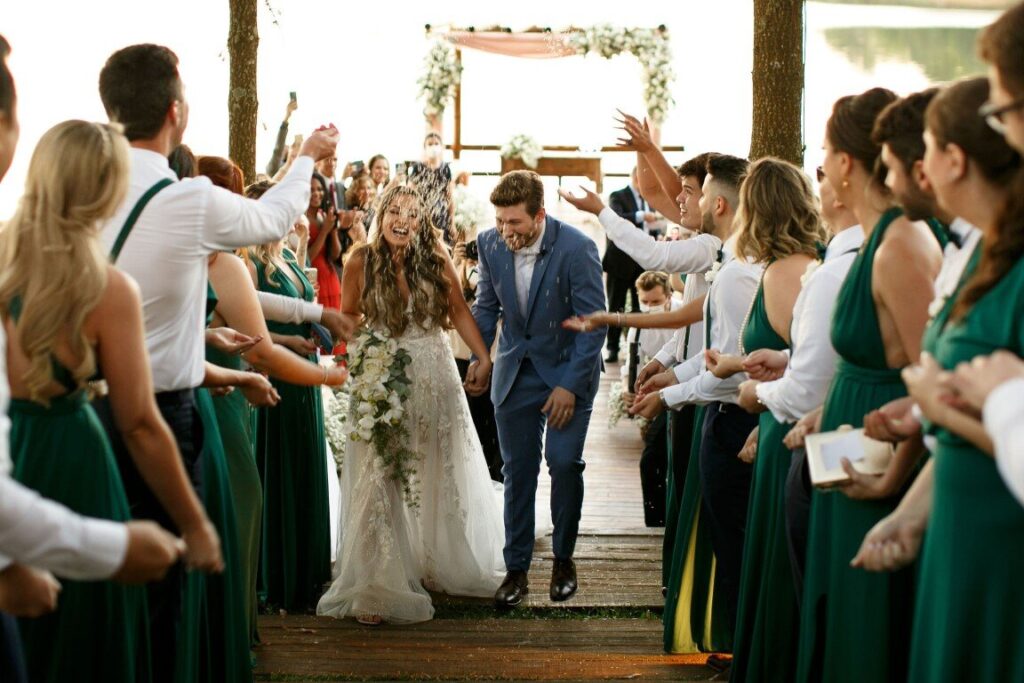 Casamento ao ar livre: saída dos noivos - Foto Nina Vilas Boas