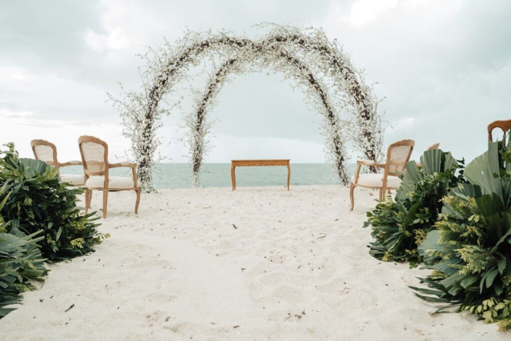 Casamento na praia: decoração verde e branca - Foto Vanin Fotografias