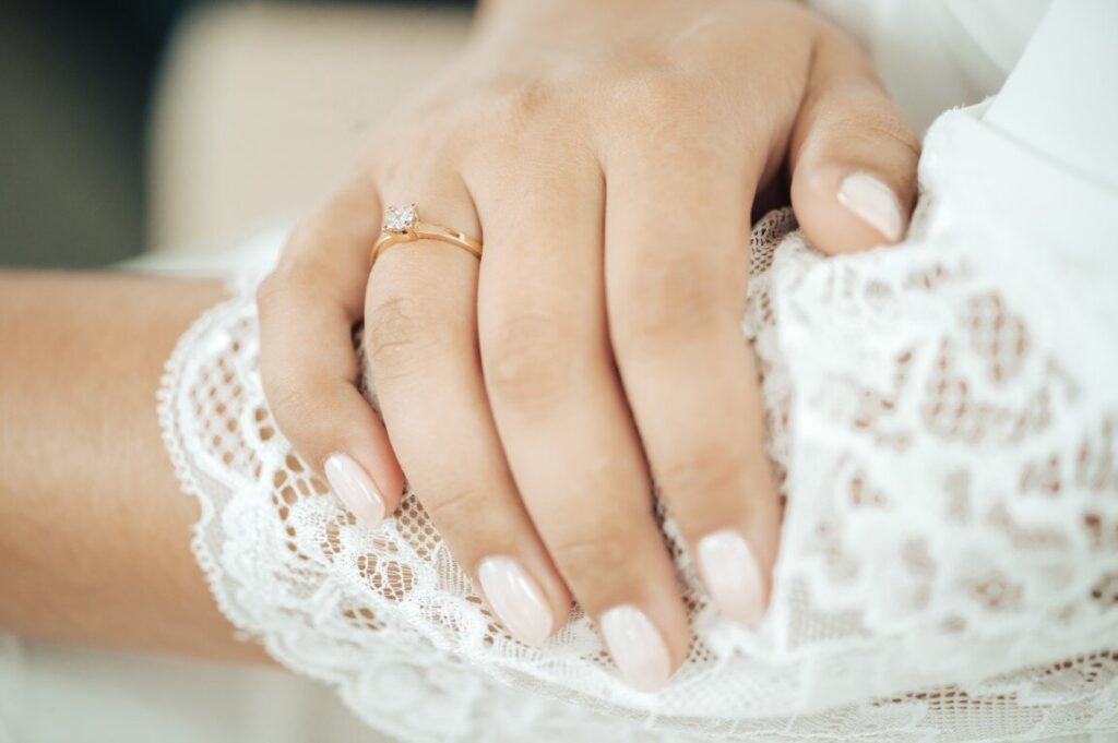 Casamento na praia: anel de noivado - Foto Vanin Fotografias