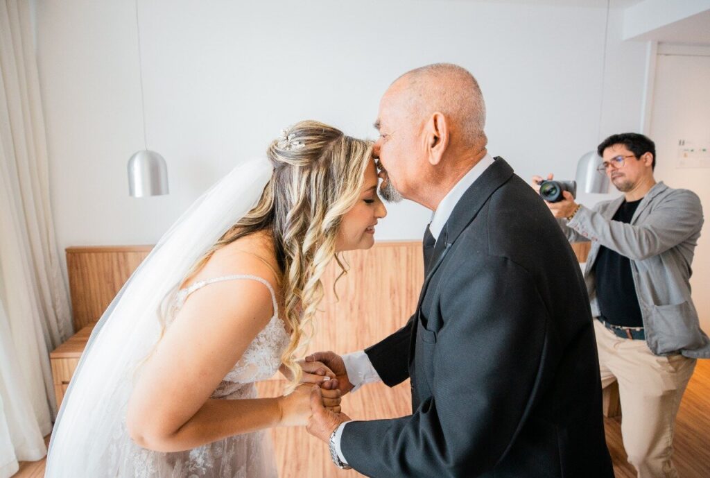 Casamento rústico-chique: encontro do noiva e pai - Foto Bruno Soares e Karina Martini 