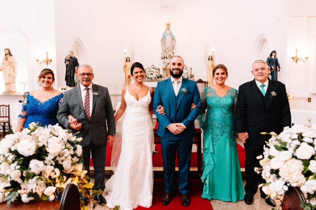 Casamento moderno: noivos e familiares na cerimônia - Foto Rafael Pinheiro 