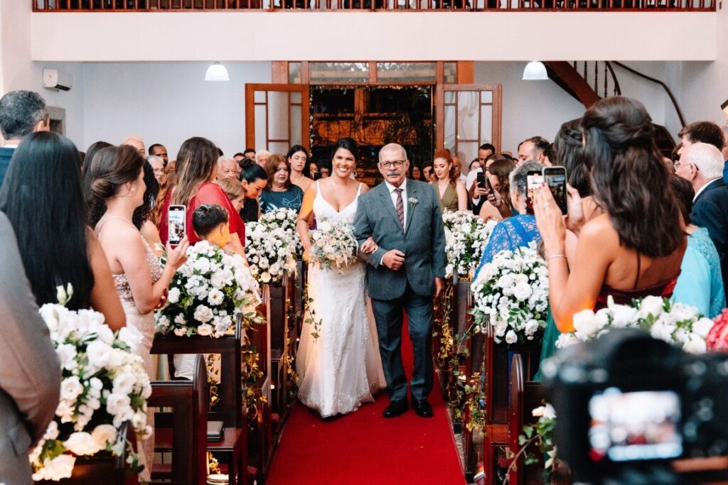 Casamento moderno: entrada da noiva e pai - Foto Rafael Pinheiro 
