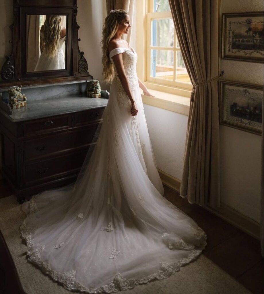 Tendência outono/inverno 2023: vestido de noiva com saia de tule - Foto reprodução da internet