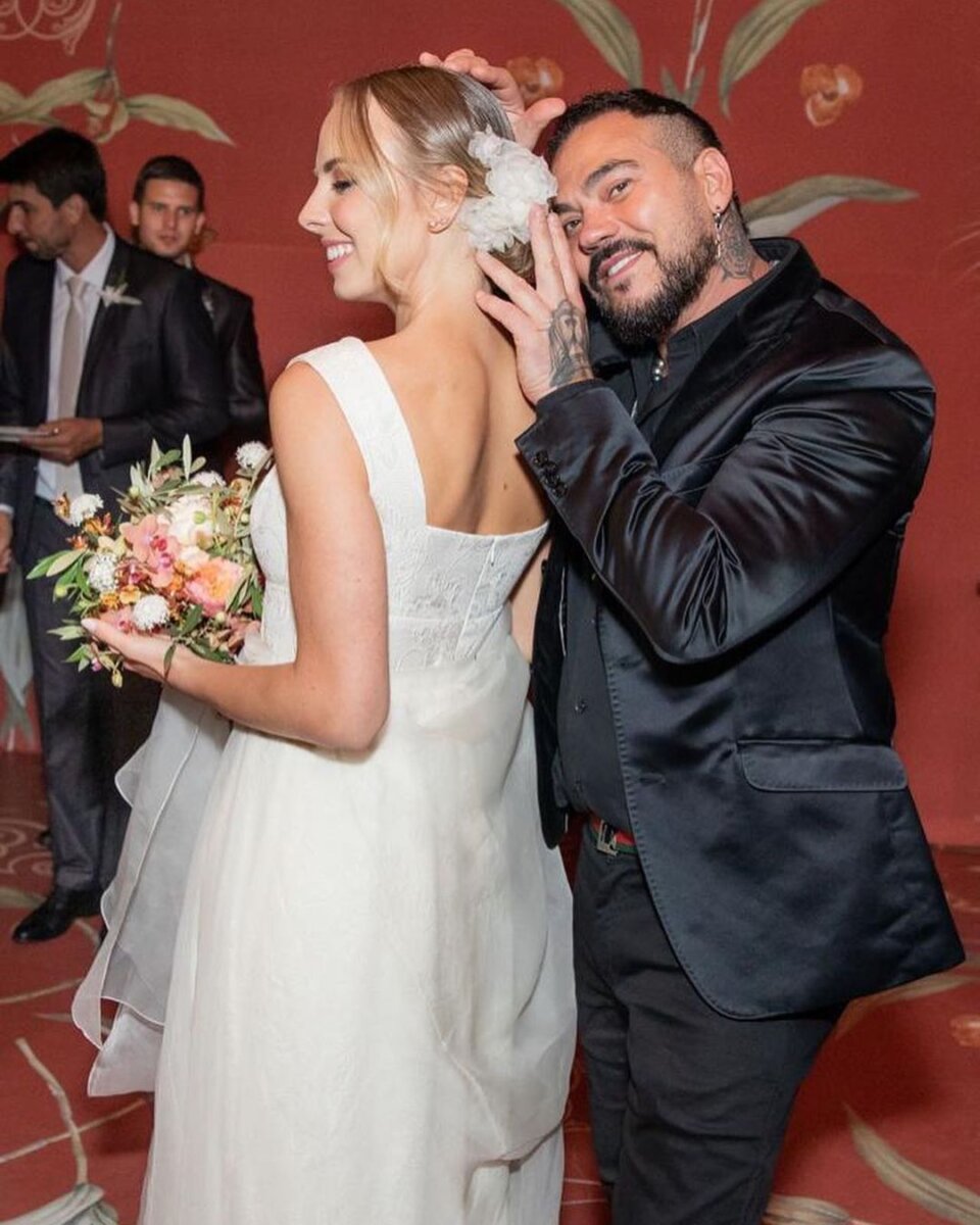 Viktor Gonçalves ao lado de uma noiva 