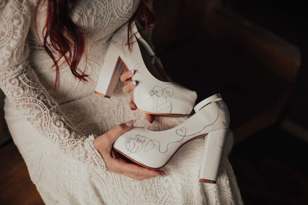 Casamento boho chic: sapatos da noiva - Foto Mana Gollo