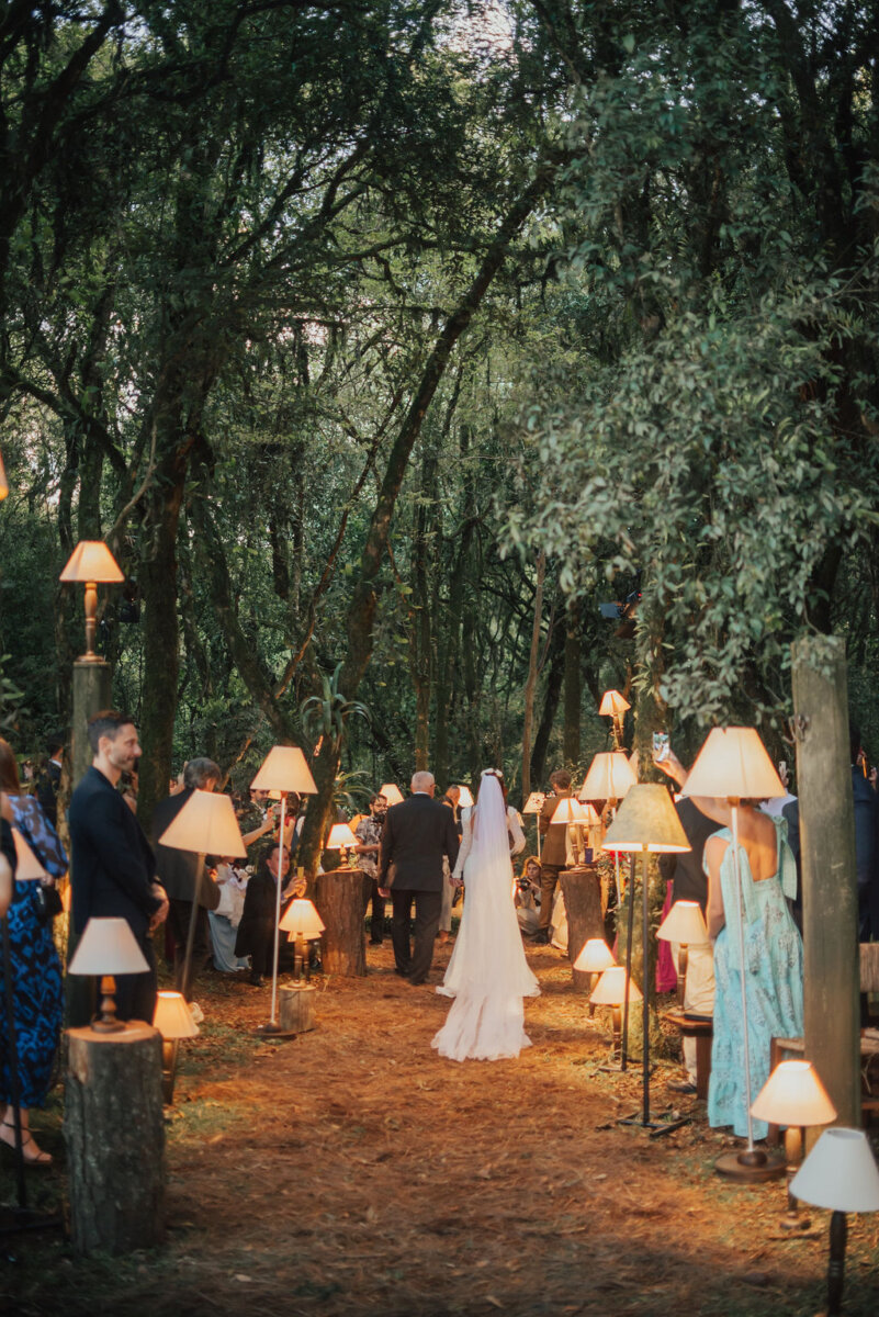Casamento boho chic: noiva e pai rumo ao altar - Foto Mana Gollo