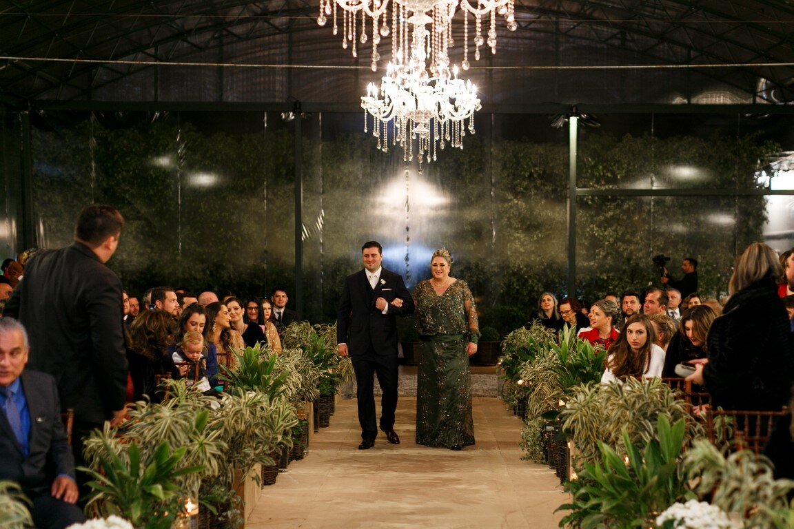 Casamento clássico: entrada do noivo na cerimônia - Foto Cheng NV 