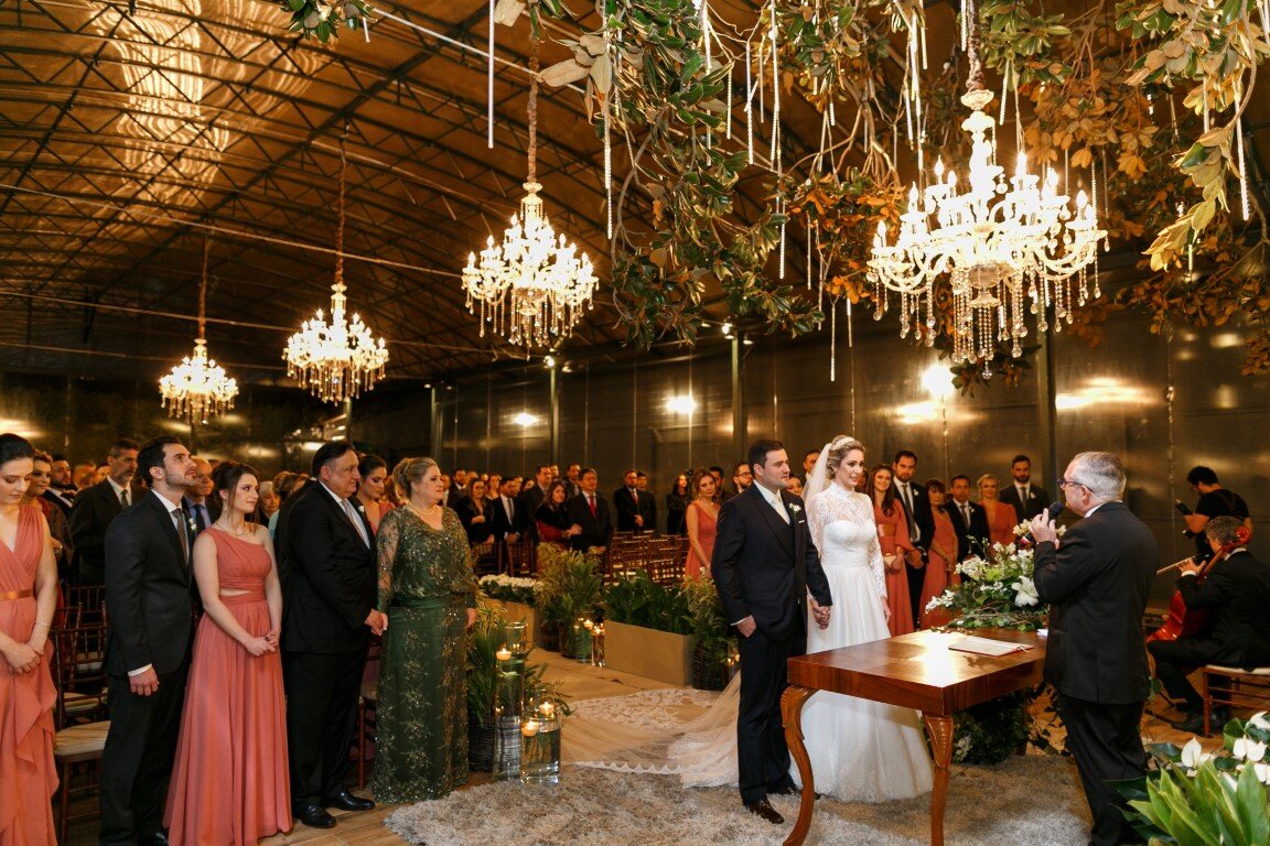 Casamento clássico: noivos no altar - Foto Cheng NV 