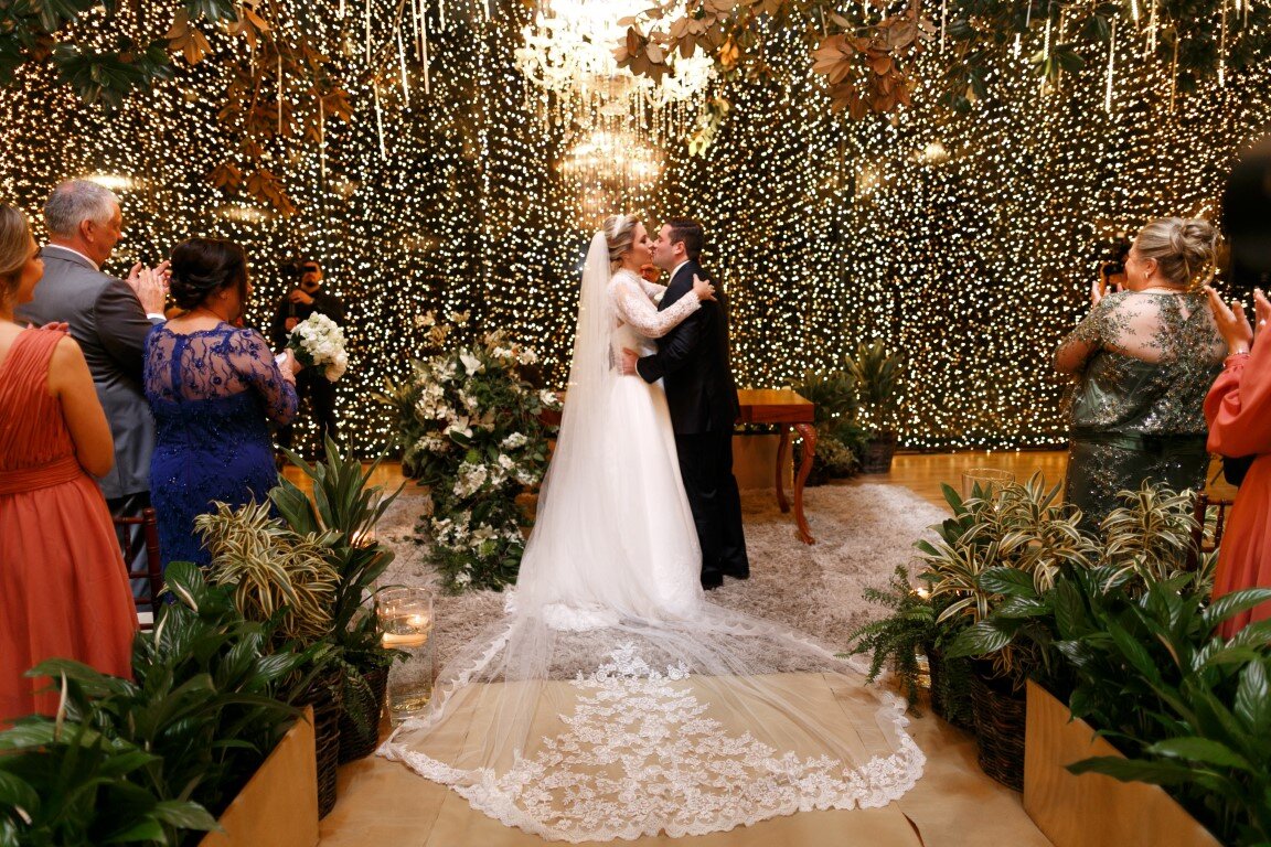 Casamento clássico: beijo dos noivos - Foto Cheng NV 