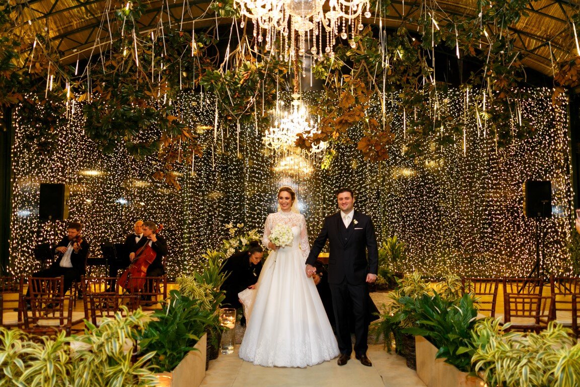 Casamento clássico: saída dos noivos - Foto Cheng NV 