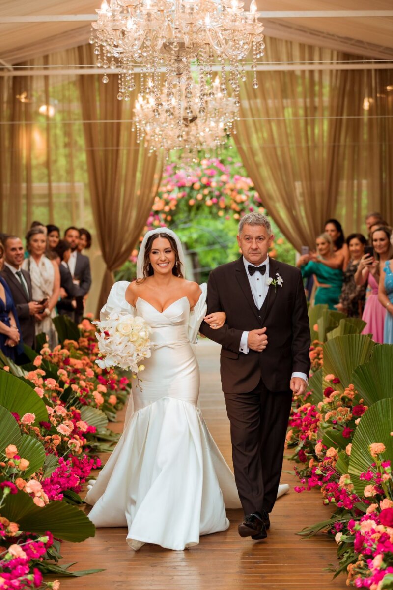 Casamento romântico: entrada da noiva na cerimônia - Fotos Rodolfo Santos