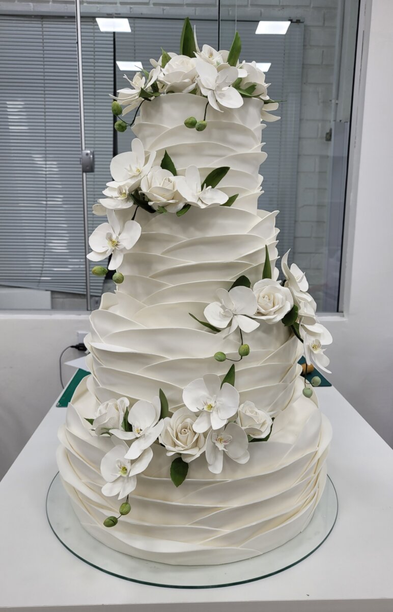 Bolo de casamento tradicional branco com camadas e flores por Andrea Bohlke 