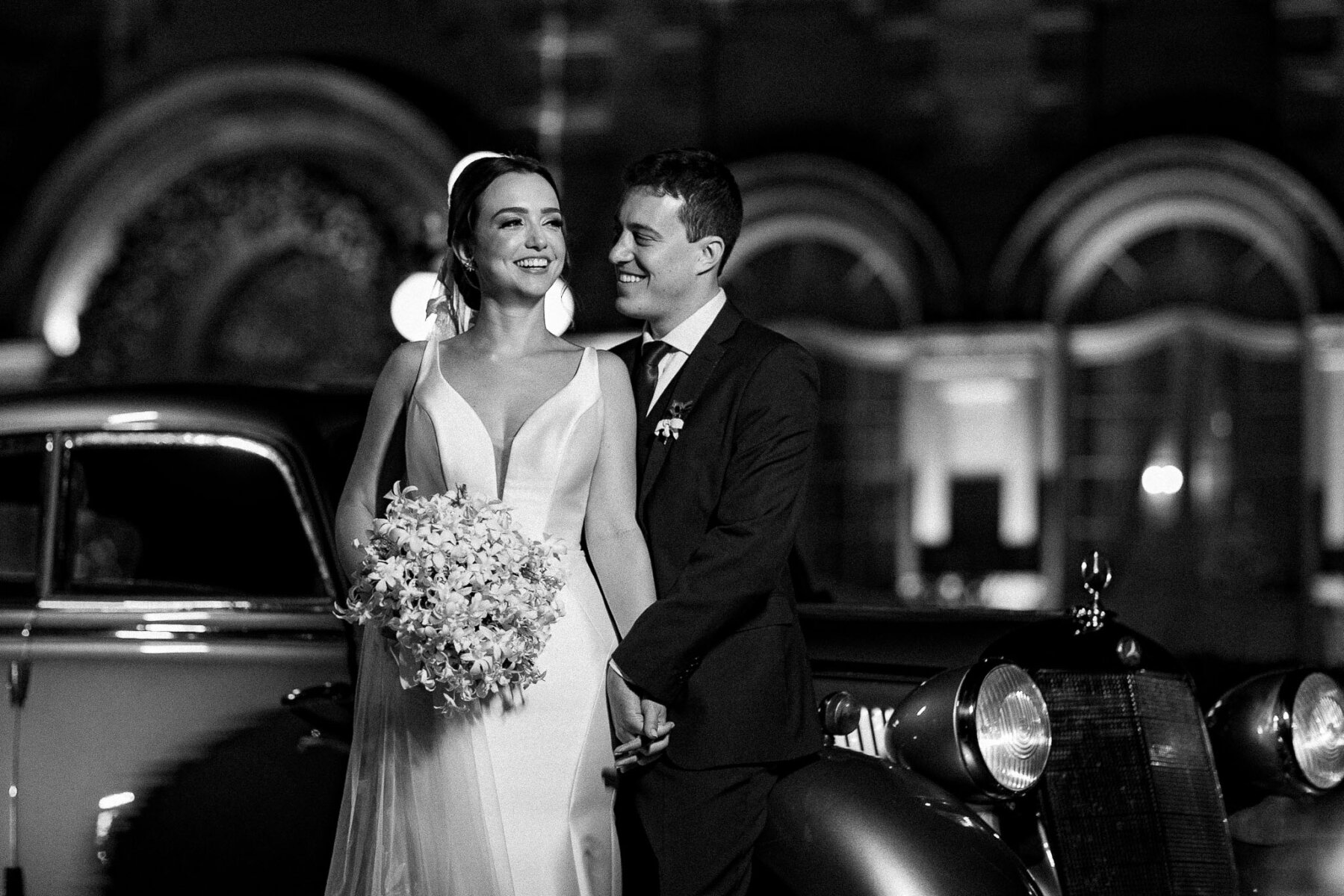 Casamento moderno: Noivos posam para foto em frente ao Castelo do Batel | | Fotos: Emerson Fiuza