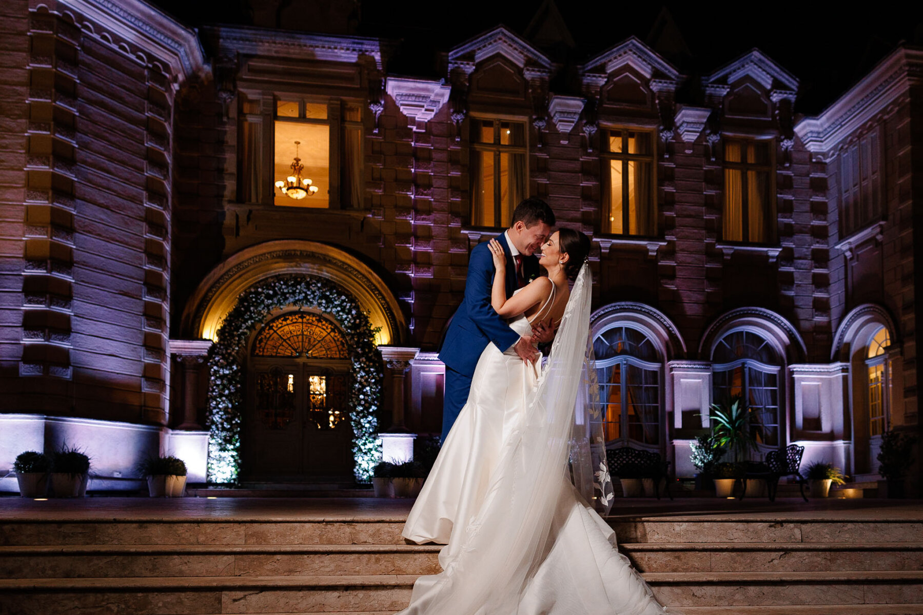 Casamento moderno: Noivos posam para foto em frente ao Castelo do Batel | | Fotos: Emerson Fiuza