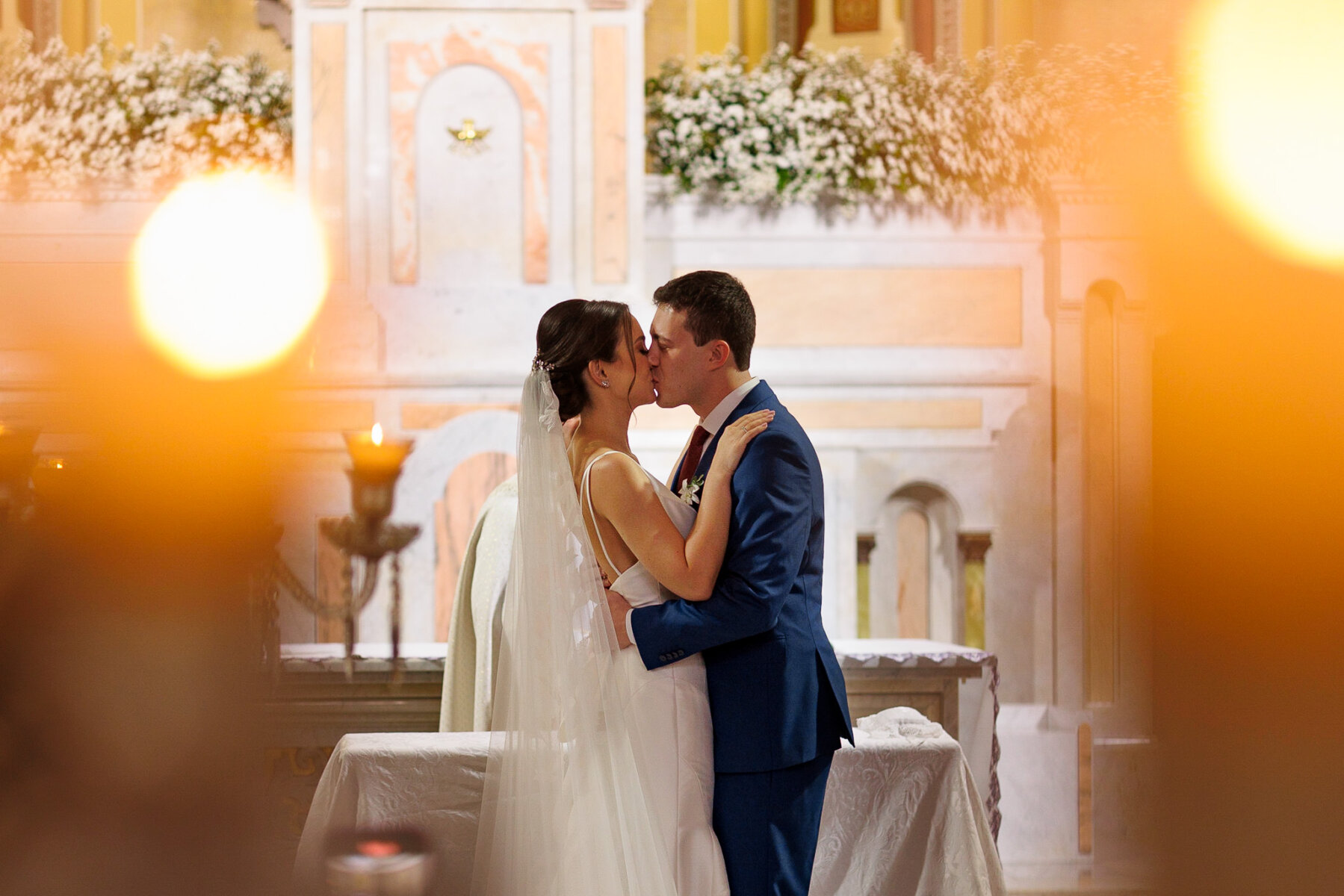 Casamento moderno: Noivos no altar | Foto: Emerson Fiuza