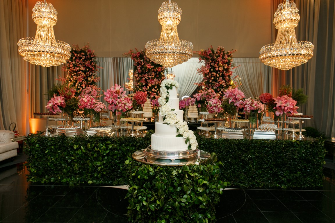 Casamento romântico: decoração da mesa do bolo - Foto Cheng NV 
