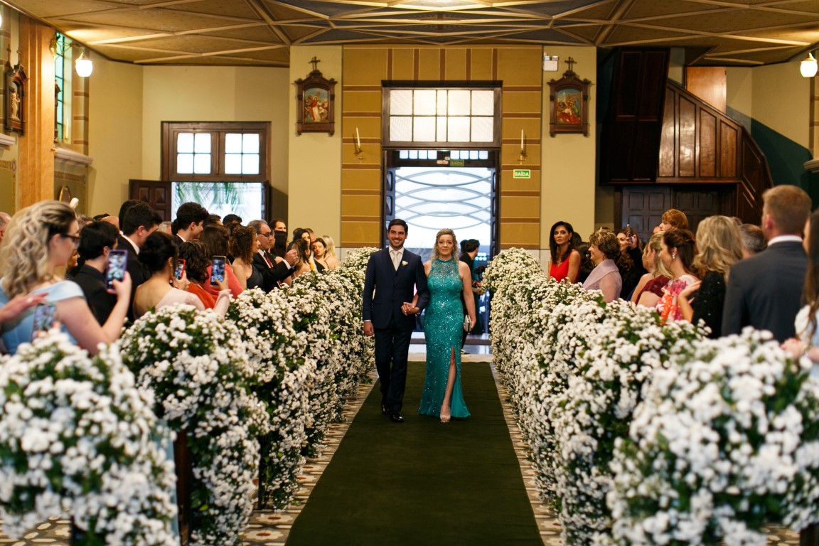 Casamento romântico: entrada do noivo e da mãe - Foto Cheng NV 