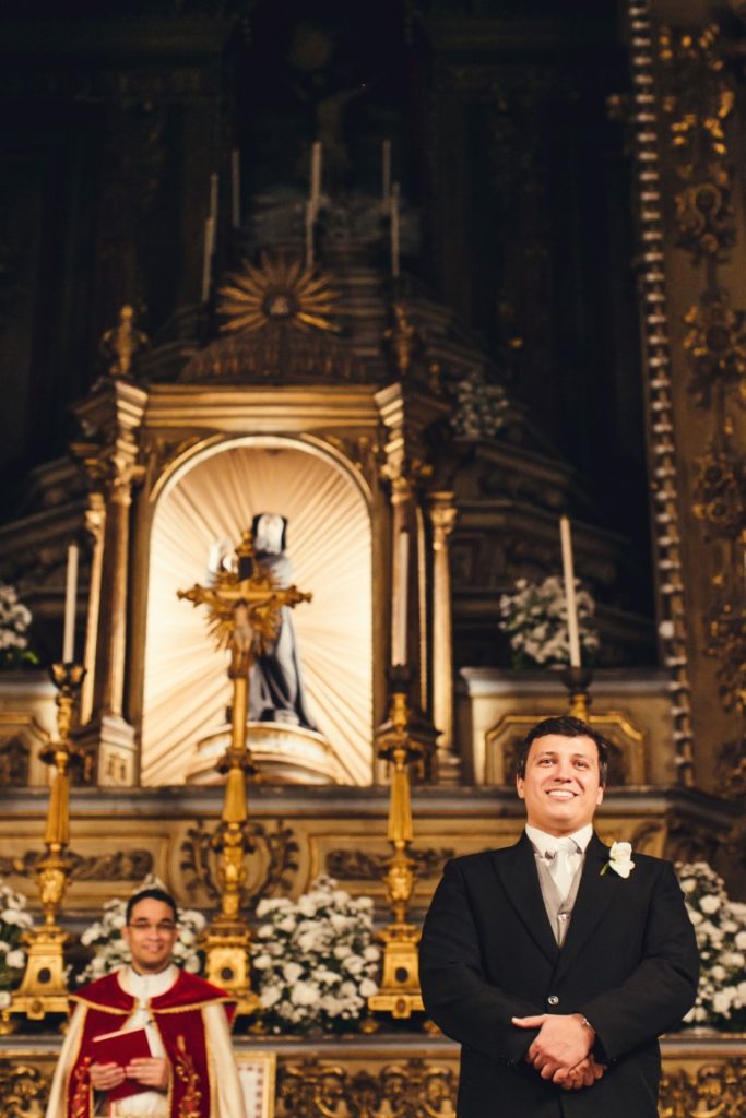 Casamento clássico: noivo no altar - Fotos Dueto Fotografia
